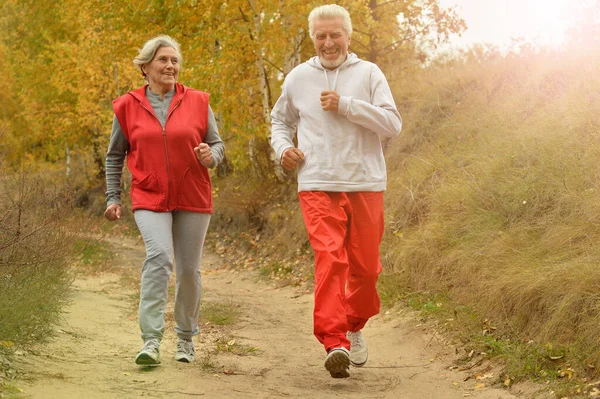 Forme Couple Senior Courir Dans Parc — Photo