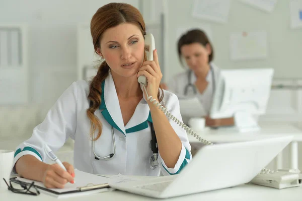 Retrato Uma Médica Com Telefone — Fotografia de Stock