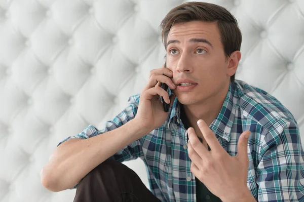 Guapo Joven Con Teléfono Inteligente Estudio —  Fotos de Stock