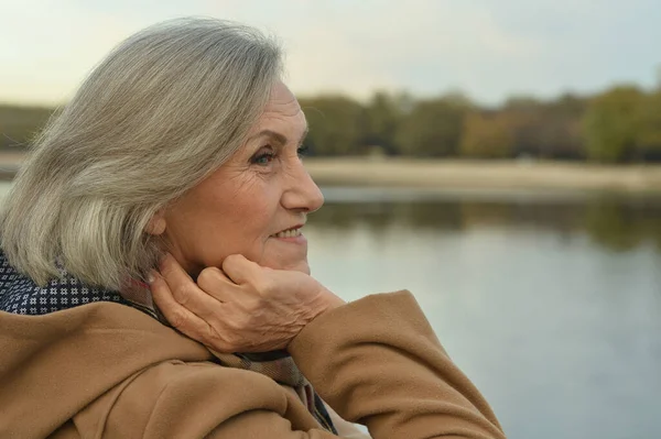 Retrato Uma Mulher Sênior Sorridente Feliz Pelo Lago — Fotografia de Stock