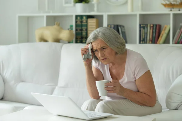 Ill Senior Woman Using Laptop Home — Stock Photo, Image