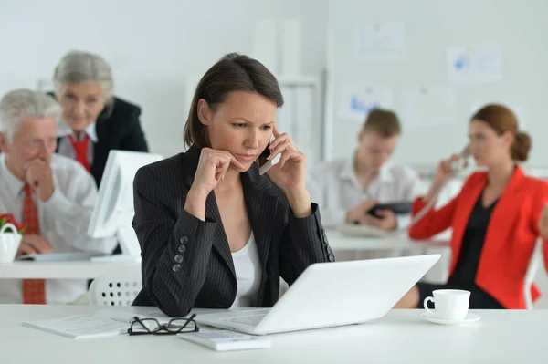 Porträt Einer Frau Mit Smartphone Und Laptop Büro — Stockfoto