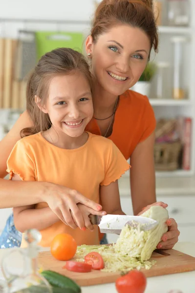 Χαμογελαστή Μητέρα Και Κόρη Μαγειρεύουν Μαζί Στο Σπίτι — Φωτογραφία Αρχείου