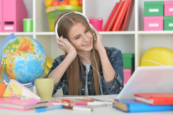 Meisje Met Hoofdtelefoon Doen Thuiswerk Met Laptop Thuis Bureau — Stockfoto