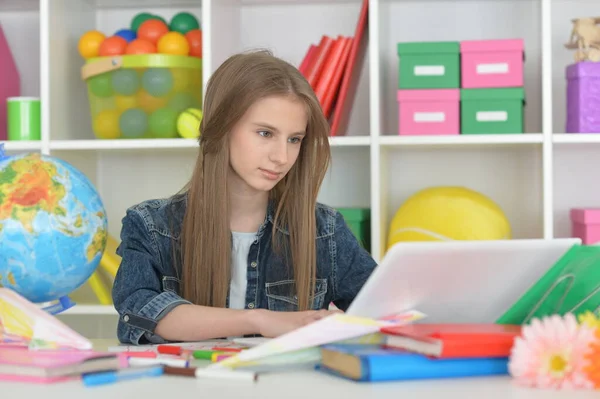 Ragazza Con Computer Portatile Casa Alla Scrivania — Foto Stock