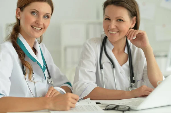 Médicos Sexo Feminino Que Trabalham Hospital — Fotografia de Stock