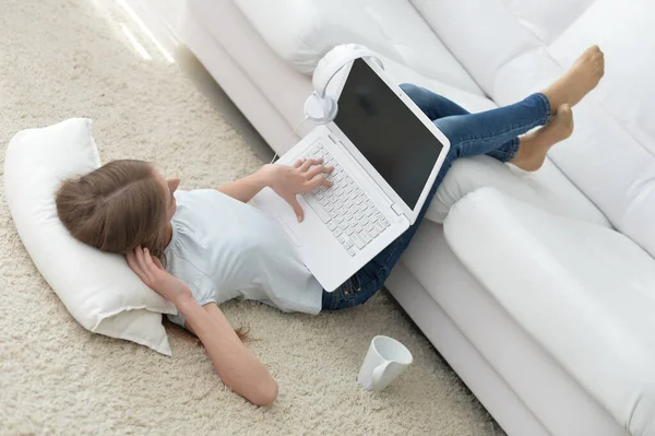 Evde Yatarken Dizüstü Bilgisayar Kullanan Tatlı Bir Kız — Stok fotoğraf