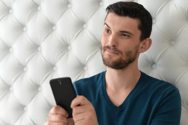 Knappe Jonge Man Poseren Met Behulp Van Smartphone — Stockfoto
