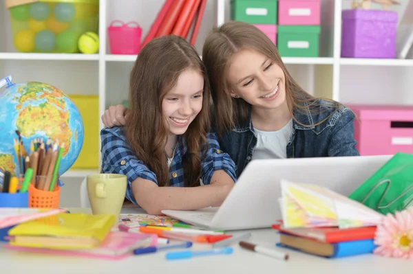 Twee Leuke Meisjes Studeren Met Laptop Thuis — Stockfoto