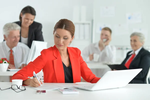 Porträt Einer Jungen Frau Mit Laptop Büro — Stockfoto