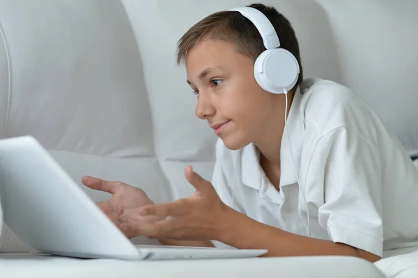 Ragazzo Utilizzando Computer Portatile Moderno Casa — Foto Stock