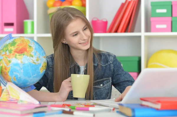 Chica Con Taza Haciendo Trabajo Casa Con Ordenador Portátil Casa —  Fotos de Stock