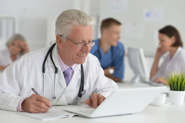 Ritratto Medico Anziano Che Lavora Ospedale — Foto Stock