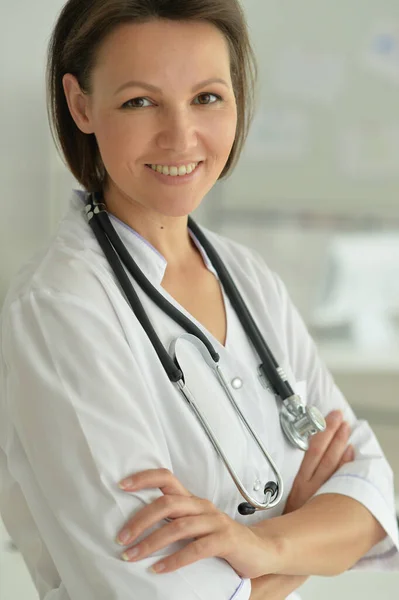 Retrato Uma Médica Sorridente Hospital — Fotografia de Stock