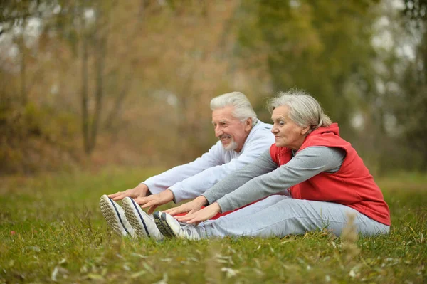 Fit Starší Pár Cvičení Parku — Stock fotografie