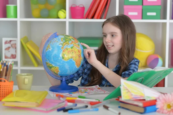 Menina Sentada Mesa Com Globo Estudando — Fotografia de Stock