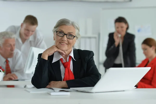 Retrato Una Mujer Mayor Con Ordenador Portátil Oficina —  Fotos de Stock