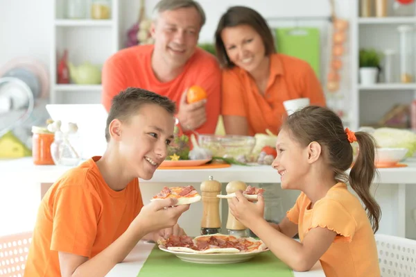 Gelukkig Familie Eten Pizza Samen — Stockfoto