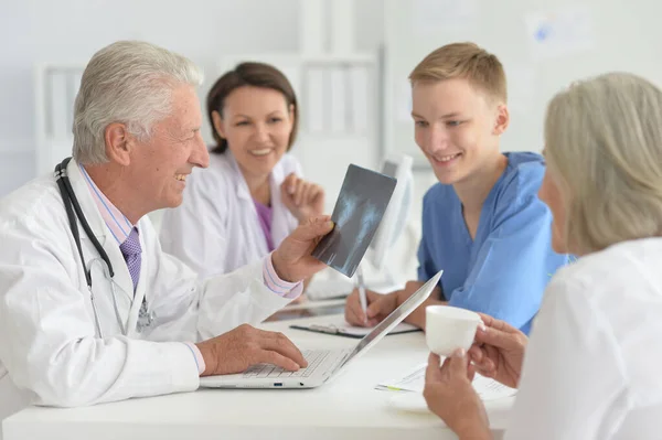 Professionele Artsen Die Het Ziekenhuis Werken — Stockfoto