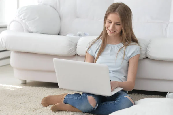 Schattig Meisje Met Behulp Van Laptop Thuis — Stockfoto