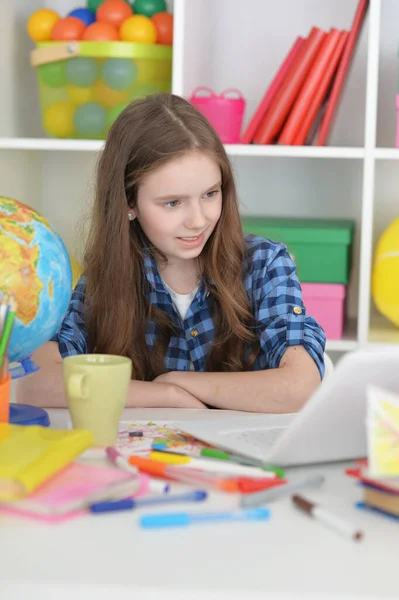 Menina Bonito Usando Laptop Casa Mesa — Fotografia de Stock