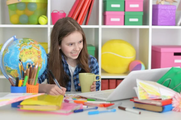 Linda Chica Con Taza Usando Portátil Casa Escritorio — Foto de Stock