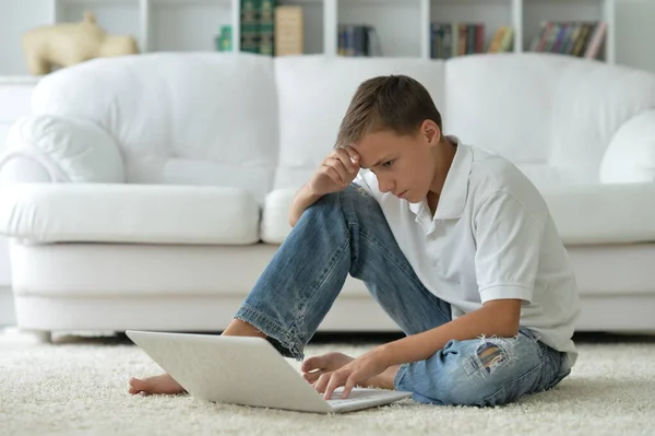 Çocuk Evde Modern Bilgisayar Kullanıyor — Stok fotoğraf