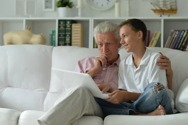 Porträt Eines Jungen Und Großvaters Mit Laptop Hause — Stockfoto