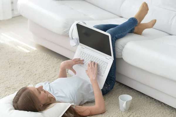 Aranyos Lány Használ Laptop Miközben Otthon Fekszik — Stock Fotó