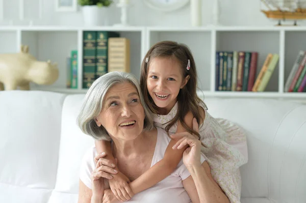 Nenek Dan Cucu Duduk Sofa — Stok Foto