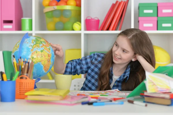 Chica Sentada Mesa Con Globo Estudiando — Foto de Stock