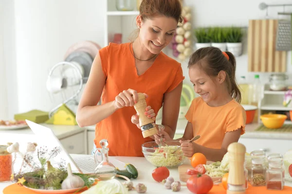 Flicka Med Sin Mamma Matlagning Tillsammans Vid Köksbordet — Stockfoto