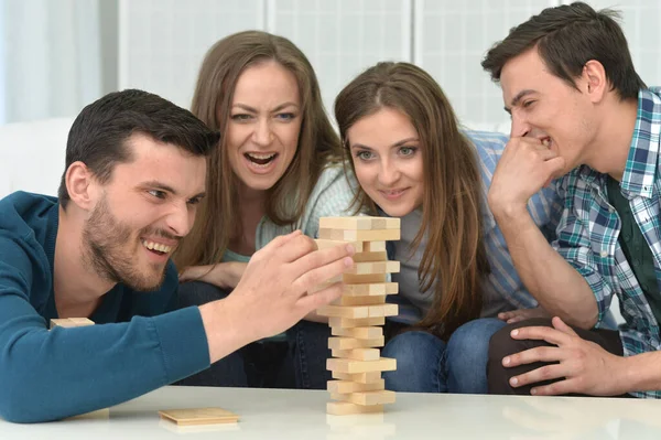 Homens Mulheres Sentados Mesa Brincando Com Blocos Madeira — Fotografia de Stock