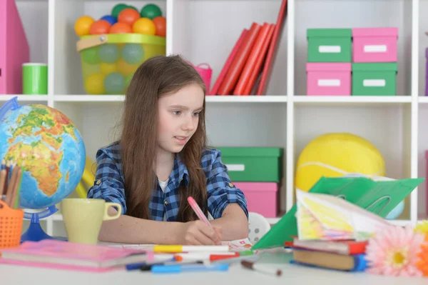 Schattig Meisje Tekening Foto Thuis — Stockfoto