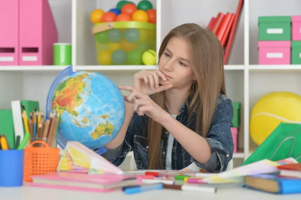 Flicka Sitter Vid Bordet Med Jordklotet Och Studerar — Stockfoto