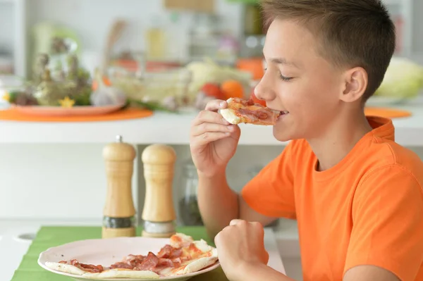 Niño Comiendo Pizza Casa — Foto de Stock