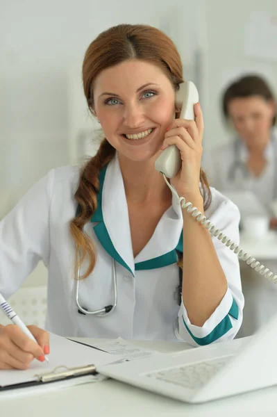 Retrato Una Doctora Con Teléfono —  Fotos de Stock