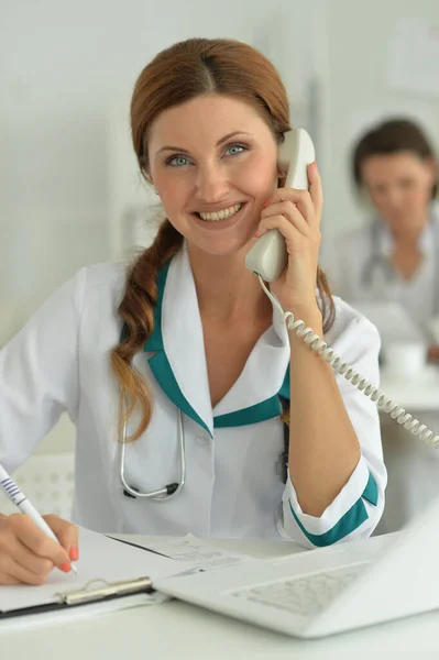 Portrait Une Femme Médecin Avec Téléphone — Photo