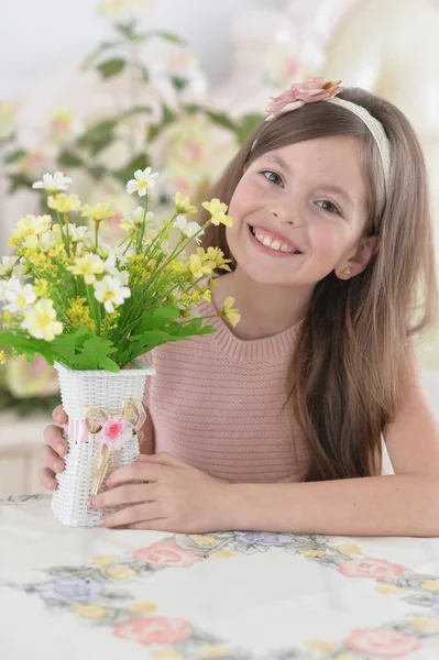 Schönes Mädchen Mit Einem Geschenk Blumen — Stockfoto