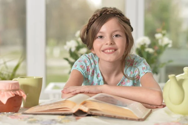 Piccola Ragazza Carina Lettura Libro Tavola Casa — Foto Stock