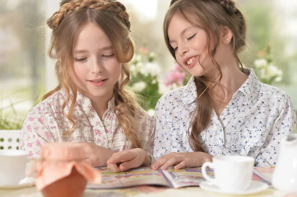 阅读杂志 和饮用茶的女孩 — 图库照片