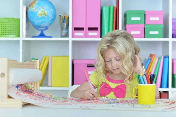 Schattig Meisje Tekening Foto Bureau Thuis — Stockfoto