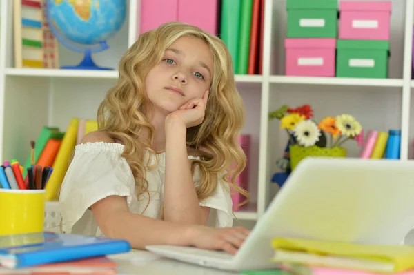 Schattig Meisje Ding Thuiswerk Met Laptop Aan Bureau — Stockfoto