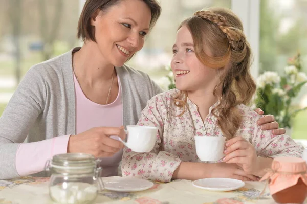Genç Anne Kızı Evde Çay Içme Portresi — Stok fotoğraf