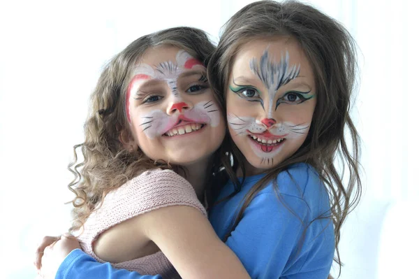 Petites Filles Mignonnes Avec Des Visages Peints Câlins — Photo