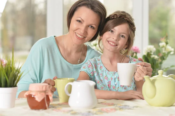 Portrait Young Mother Her Daughter Drinking Tea Home — Stock Photo, Image