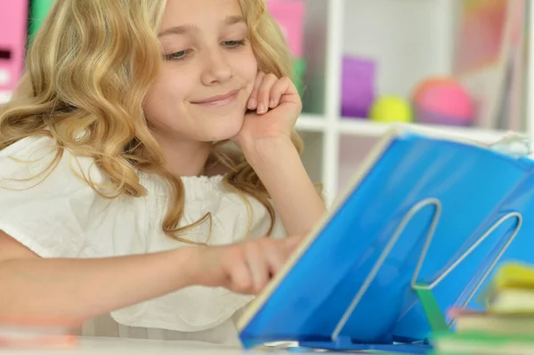 Schattig Klein Meisje Studeren Thuis — Stockfoto