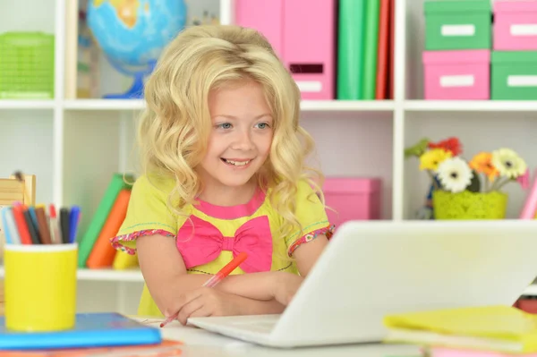 Menina Bonita Usando Laptop Mesa Casa — Fotografia de Stock