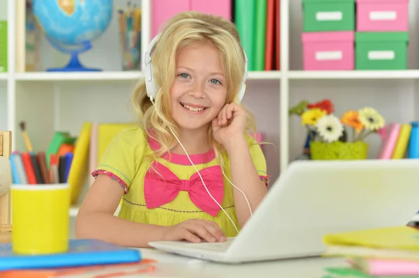 Schattig Meisje Hoofdtelefoon Ding Met Laptop Zitten Aan Bureau — Stockfoto