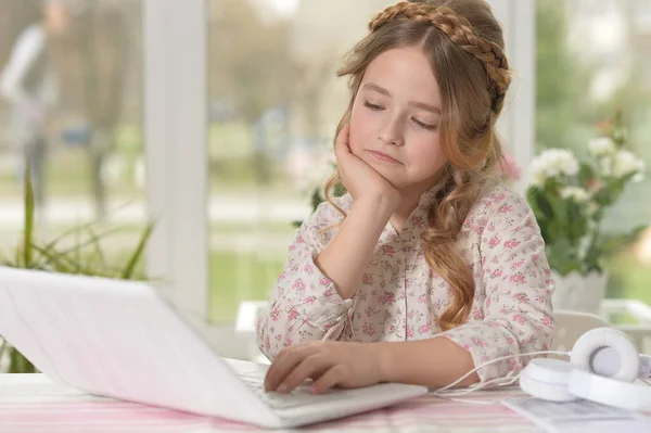 Schattig Klein Meisje Met Laptop Thuis — Stockfoto